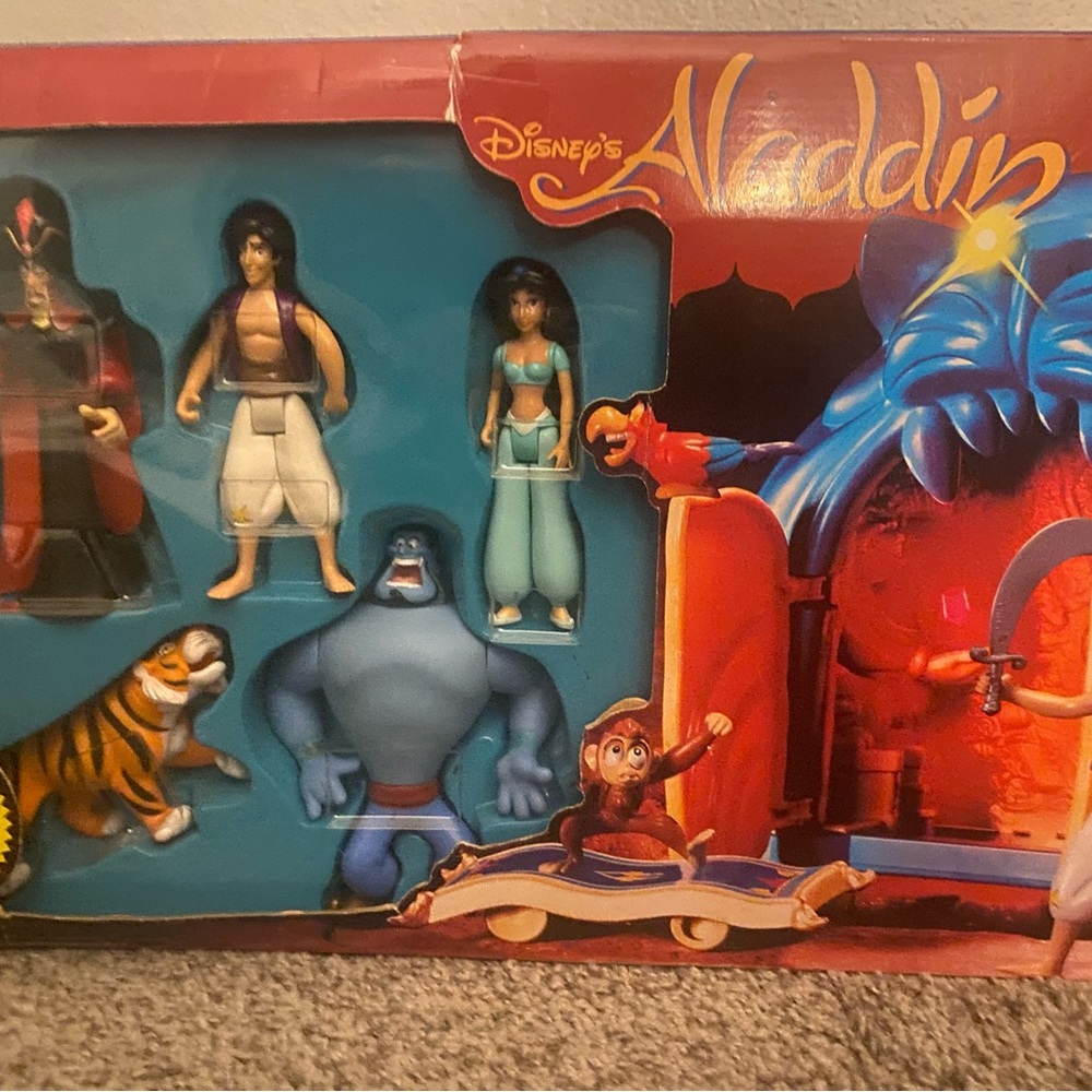 Disney's ALADDIN Cave of Wonders Deluxe Gift Set, 28 Pieces.